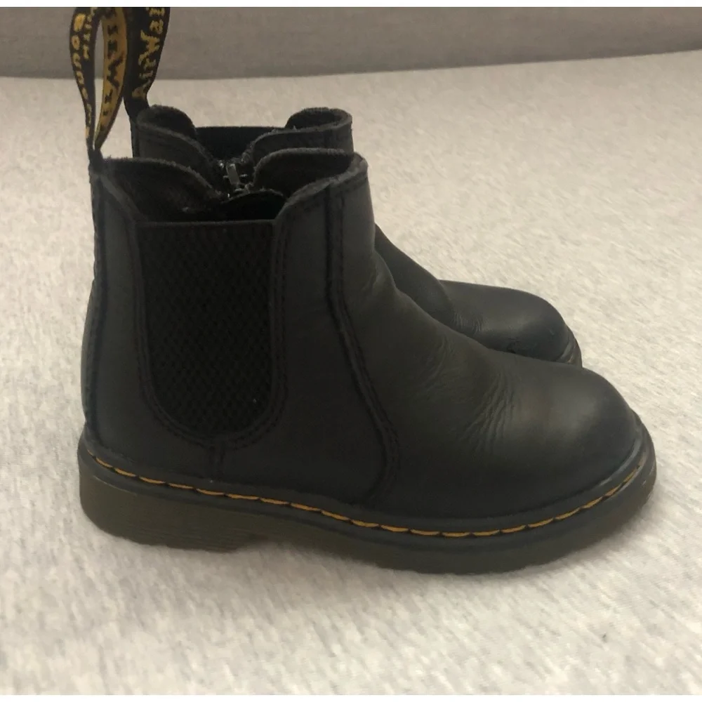 Dr. Martens Kids 2976T Chelsea Softy T Leather Boots Size: US 9 EUR 26